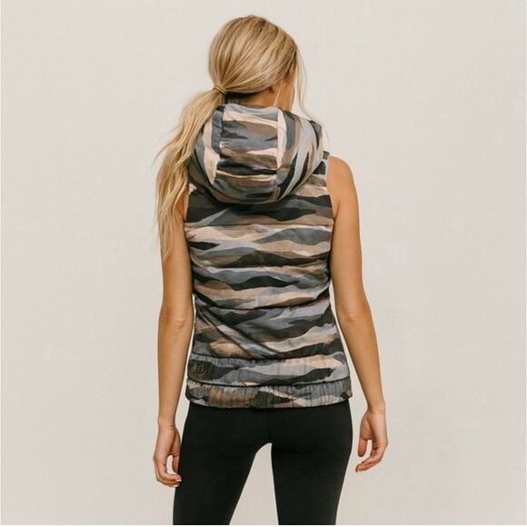 Lululemon The Fluffiest Puffer Vest 6 Cashew Coast Camo Butter Reversible Down - Picture 4 of 15